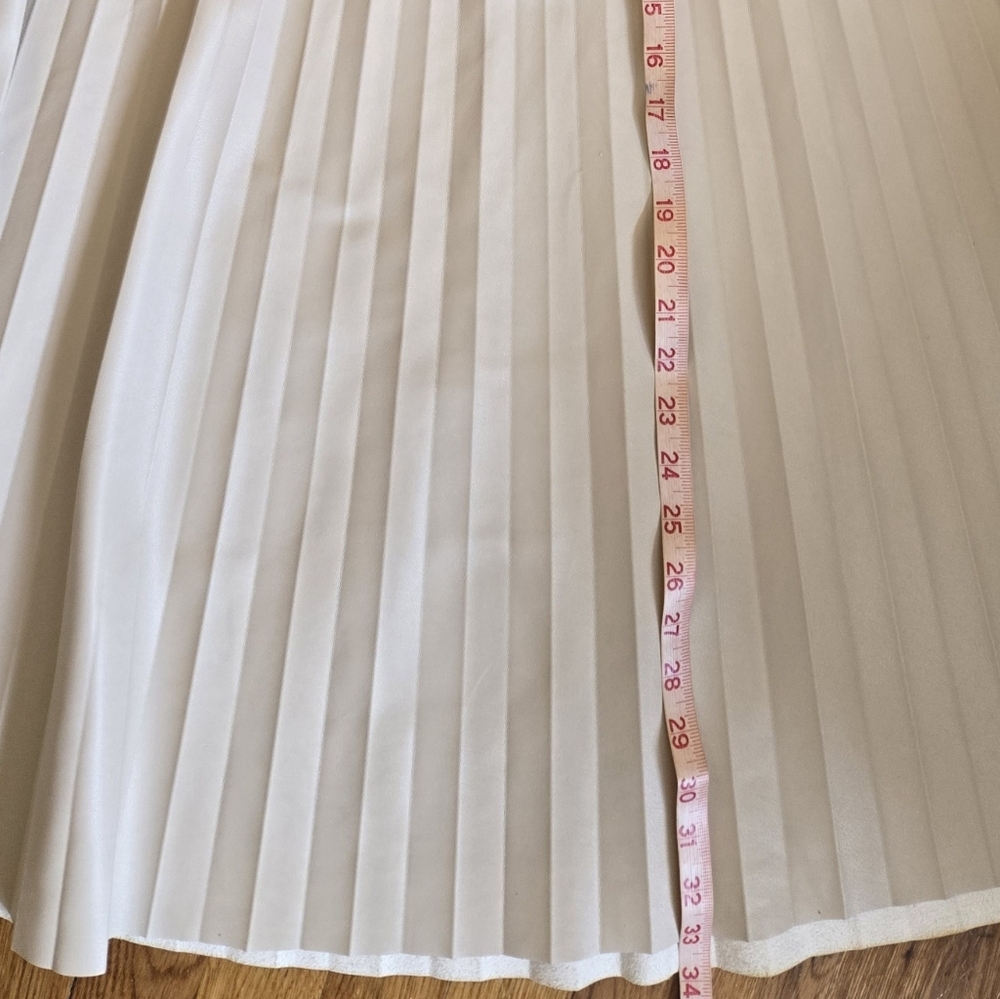 Luxurious Ann Taylor Ecru Ivory Stone Faux Leather Pleated Skirt Size 14 Women - Picture 2 of 7